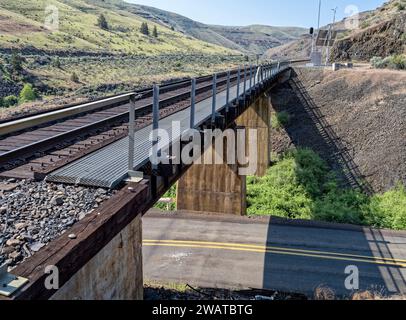 Un chevalet de chemin de fer traverse la Highway 216 à Winter Water Creek près de Tygh Valley dans l'Oregon, aux États-Unis Banque D'Images