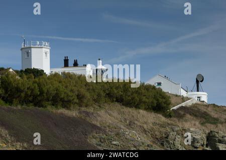 Le phare de Lizard, Lizard point, Cornwall. Montrant les tours ouest et est ainsi que les cornes de brouillard désaffectées. Construit en 1751. N'est plus habitée. Banque D'Images