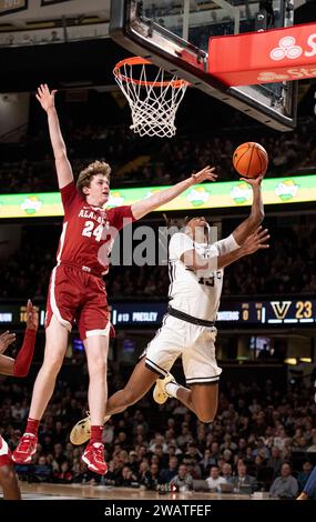 Nashville, Tennessee, États-Unis. 6 janvier 2024. Malik Presley (13), garde des Commodores de Vanderbilt, tente de garder le ballon dans les limites de la première moitié de son basket NCAA à l'Université Vanderbilt de Nashville. (Image de crédit : © Camden Hall/ZUMA Press Wire) USAGE ÉDITORIAL SEULEMENT! Non destiné à UN USAGE commercial ! Banque D'Images