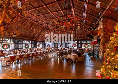 Bear Mountain, NY - US - 30 déc. 2023 vue grand angle de la salle à manger rustique du Restaurant 1915 dans l'historique Bear Mountain Inn pendant les fêtes de Noël Banque D'Images