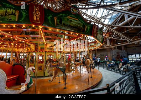 Bear Mountain, NY - US - 30 décembre 2023 vue intérieure des clients qui apprécient le Merry-Go-Round au parc national de Bear Mountain. Le carrousel présente des scènes de Banque D'Images
