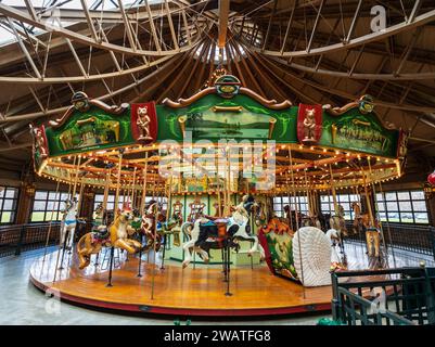 Bear Mountain, NY - US - 30 décembre 2023 vue intérieure des clients qui apprécient le Merry-Go-Round au parc national de Bear Mountain. Le carrousel présente des scènes de Banque D'Images
