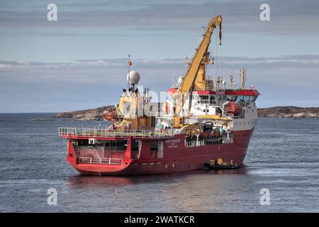 Le RRS Ernest Shackleton à l'ancre à Sisimiut Greenland Banque D'Images