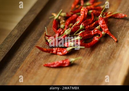 Piments rouges sur fond woodeb. Banque D'Images