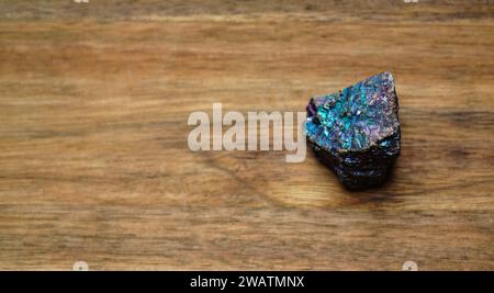 Morceau de chalcopyrite naturelle sur le fond en bois. Banque D'Images