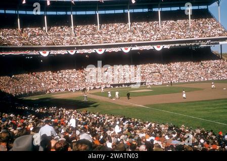 MILWAUKEE, WI - 7 OCTOBRE : vue générale du match 5 de la série mondiale 1957 entre les Yankees de New York et les Braves de Milwaukee le 7 octobre 1957 au Milwaukee County Stadium à Milwaukee, Wisconsin. (Photo de Hy Peskin) Banque D'Images