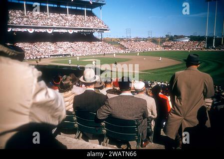 MILWAUKEE, WI - 7 OCTOBRE : vue générale du match 5 de la série mondiale 1957 entre les Yankees de New York et les Braves de Milwaukee le 7 octobre 1957 au Milwaukee County Stadium à Milwaukee, Wisconsin. (Photo de Hy Peskin) Banque D'Images