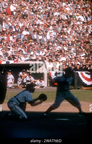 MILWAUKEE, WI - 7 OCTOBRE : vue générale de la chute des Yankees de New York alors que les joueurs regardent l'action pendant le match 5 de la série mondiale 1957 entre les Yankees de New York et les Braves de Milwaukee le 7 octobre 1957 au Milwaukee County Stadium à Milwaukee, Wisconsin. (Photo de Hy Peskin) Banque D'Images