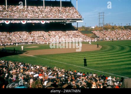 MILWAUKEE, WI - 7 OCTOBRE : vue générale du match 5 de la série mondiale 1957 entre les Yankees de New York et les Braves de Milwaukee le 7 octobre 1957 au Milwaukee County Stadium à Milwaukee, Wisconsin. (Photo de Hy Peskin) Banque D'Images