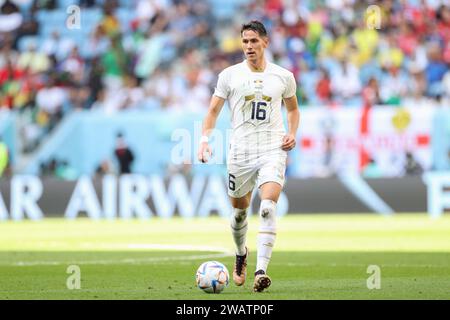 SASA Lukic de Serbie vu en action lors du match de la coupe du monde de la FIFA Qatar 2022 entre le Cameroun et la Serbie au stade Al Janoub. Score final : Cameroun 3:3 Serbie. Banque D'Images