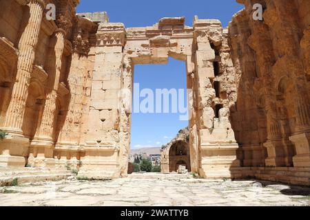 Baalbek, Liban - regardant de l'intérieur des ruines de l'ancien temple romain par une journée claire et ensoleillée Banque D'Images