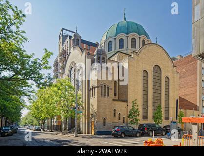 St. L'église catholique George Ukrainian a été construite en 1978, conçue par Apollinaire Osadca dans le style néo-byzantin avec dôme et mosaïques dorées. Banque D'Images