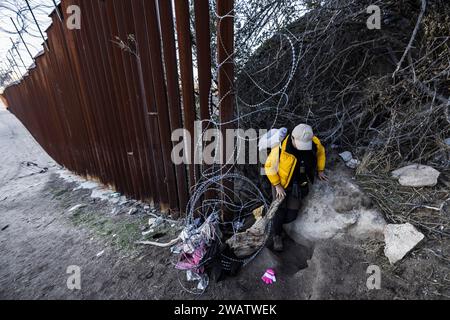 Les responsables de l'immigration mexicaine et la Garde nationale mexicaine (Guardia Nacional) tentent de contrecarrer la traversée de l'immigration illégale vers le sud de la Californie. La vallée de Jacumba en Californie du Sud est une zone désertique isolée qui rend la traversée facile à accomplir. Les passeurs de « Coyote » facturent entre 11 000 et 25 000 dollars par personne pour traverser illégalement le Mexique, souvent en fonction du pays d’origine. Beaucoup de ceux qui traversent maintenant pour les États-Unis sont classés comme OTM (autres que Mexicains) par la patrouille frontalière américaine. Une femme de Chine passe devant la barrière frontalière entre les États-Unis et le Mexique aux États-Unis. 1/05/2024 Jacu Banque D'Images