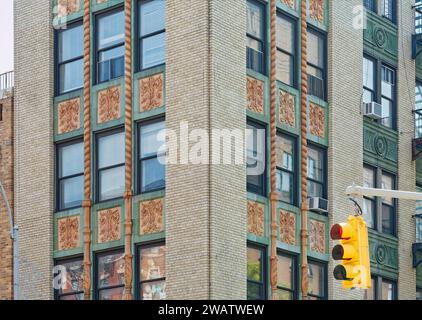Industrial National Bank a construit ce bâtiment emblématique de six étages en brique et terre cuite sur une base calcaire de double hauteur – toujours occupée par une banque. Banque D'Images