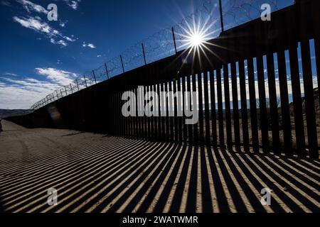 Les responsables de l'immigration mexicaine et la Garde nationale mexicaine (Guardia Nacional) tentent de contrecarrer la traversée de l'immigration illégale vers le sud de la Californie. La vallée de Jacumba en Californie du Sud est une zone désertique isolée qui rend la traversée facile à accomplir. Les passeurs de « Coyote » facturent entre 11 000 et 25 000 dollars par personne pour traverser illégalement le Mexique, souvent en fonction du pays d’origine. Beaucoup de ceux qui traversent maintenant pour les États-Unis sont classés comme OTM (autres que Mexicains) par la patrouille frontalière américaine. Barrière frontalière ÉTATS-UNIS/Mexique. 1/05/2024 Jacumba Valley, Californie, États-Unis (photo de Ted SOQ Banque D'Images