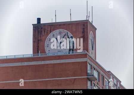 Autrefois excentrique, la place Rouge, avec la statue de Lénine et l'horloge mal numérotée, est maintenant grise, sans statue, et nommée 250 East Houston Street. L'horloge impaire reste. Banque D'Images