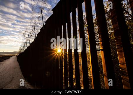 Les responsables de l'immigration mexicaine et la Garde nationale mexicaine (Guardia Nacional) tentent de contrecarrer la traversée de l'immigration illégale vers le sud de la Californie. La vallée de Jacumba en Californie du Sud est une zone désertique isolée qui rend la traversée facile à accomplir. Les passeurs de « Coyote » facturent entre 11 000 et 25 000 dollars par personne pour traverser illégalement le Mexique, souvent en fonction du pays d’origine. Beaucoup de ceux qui traversent maintenant pour les États-Unis sont classés comme OTM (autres que Mexicains) par la patrouille frontalière américaine. Barrière frontalière ÉTATS-UNIS/Mexique. 1/05/2024 Jacumba Valley, Californie, États-Unis (photo de Ted SOQ Banque D'Images