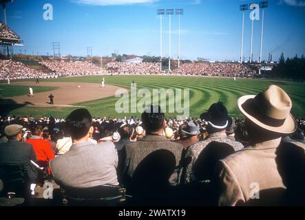 MILWAUKEE, WI - OCTOBRE 1957 : vue générale alors que les fans regardent un match pendant la série mondiale 1957 avec les Yankees de New York et les Braves de Milwaukee vers octobre 1957 au Milwaukee County Stadium à Milwaukee, Wisconsin. (Photo de Hy Peskin) Banque D'Images