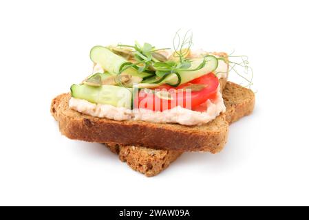 Savoureux sandwich végétalien avec des graines de concombre, de tomate et de citrouille isolées sur blanc Banque D'Images