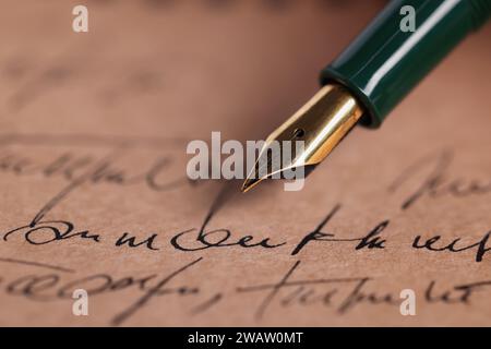 Stylo plume élégant sur lettre manuscrite, closeup Banque D'Images