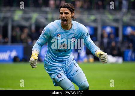 Milan, Italie. 6 janvier 2024. Yann Sommer du FC Internazionale célèbre lors du match de football Serie A entre le FC Internazionale et le Hellas Verona FC. Crédit : Nicolò Campo/Alamy Live News Banque D'Images