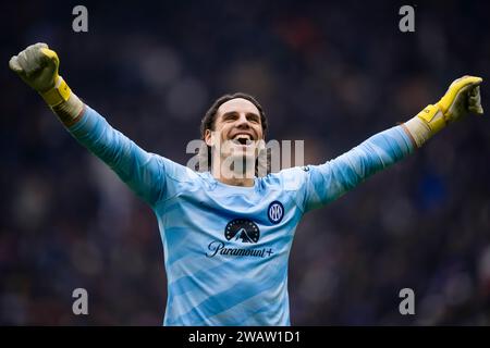 Milan, Italie. 6 janvier 2024. Yann Sommer du FC Internazionale célèbre à la fin le match de football Serie A entre le FC Internazionale et le Hellas Verona FC. Crédit : Nicolò Campo/Alamy Live News Banque D'Images