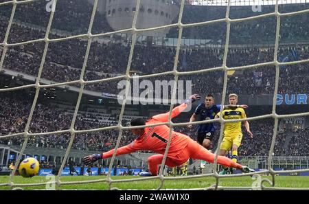 Milan, Italie. 6 janvier 2024. Lautaro Martinez (C) du FC Inter marque lors du match de football de 19e tour de Serie A entre le FC Inter et Hellas Verona à Milan, Italie, le 6 janvier 2024. Crédit : Alberto Lingria/Xinhua/Alamy Live News Banque D'Images
