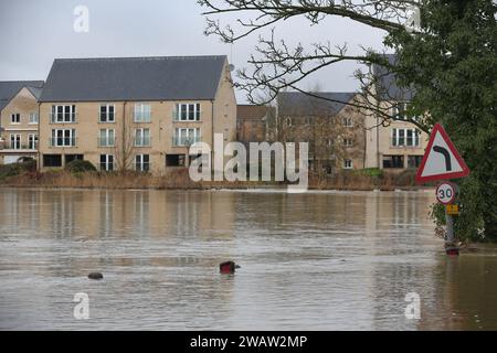 St Neots, Royaume-Uni. 06 janvier 2024. Un panneau de signalisation est superflu car les inondations recouvrent la route à St Neots alors que la rivière Great Ouse éclate sur ses rives. Les alertes aux inondations restent en place alors que les eaux continuent de monter dans l'est de l'Angleterre à la suite de la tempête Henk. Les rivières principales la rivière Great Ouse et la rivière Nene ont éclaté leurs rives et se sont déversées sur la campagne environnante et avec des drains pleins à pleine capacité, ils soutiennent dans les zones résidentielles. Crédit : SOPA Images Limited/Alamy Live News Banque D'Images