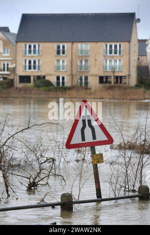 St Neots, Royaume-Uni. 06 janvier 2024. Un panneau de signalisation est superflu car les inondations recouvrent la route à St Neots alors que la rivière Great Ouse éclate sur ses rives. Les alertes aux inondations restent en place alors que les eaux continuent de monter dans l'est de l'Angleterre à la suite de la tempête Henk. Les rivières principales la rivière Great Ouse et la rivière Nene ont éclaté leurs rives et se sont déversées sur la campagne environnante et avec des drains pleins à pleine capacité, ils soutiennent dans les zones résidentielles. Crédit : SOPA Images Limited/Alamy Live News Banque D'Images