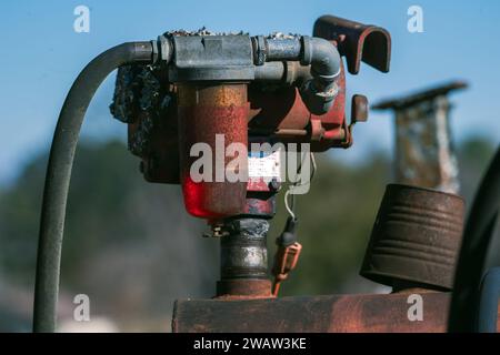 Anciens systèmes de livraison de carburant sur une ferme ou un ranch en activité. Banque D'Images