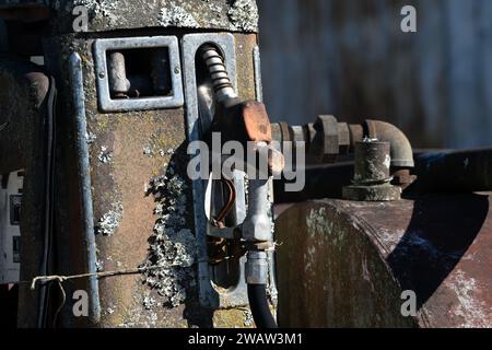 Anciens systèmes de livraison de carburant sur une ferme ou un ranch en activité. Banque D'Images