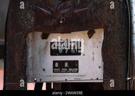 Anciens systèmes de livraison de carburant sur une ferme ou un ranch en activité. Banque D'Images