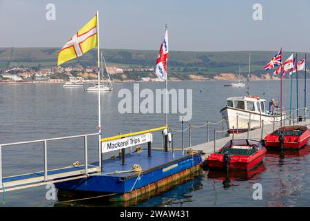 Swanage Dorset Angleterre, excursions en bateau de pêche au maquereau disponibles à partir de la jetée du quai dans la baie de Swanage, côte sud de l'Angleterre, Royaume-Uni, 2023 Banque D'Images