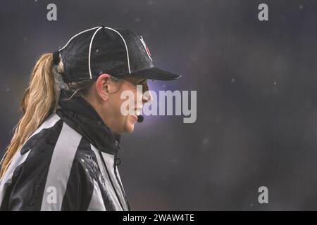 Sarah Thomas travaille sur le terrain lors du match des Ravens de Baltimore et des Steelers de Pittsburgh au M&T Bank Stadium de Baltimore, Maryland, le samedi 6 janvier 2024. Photo de David Tulis/UPI Banque D'Images