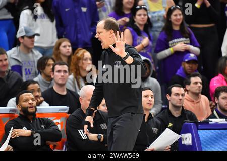 Seattle, WA, États-Unis. 06 janvier 2024. Mike Hopkins, entraîneur-chef de Washington, lors du match de basket-ball de la NCAA entre les Beavers de l'Oregon et les Huskies de Washington au HEC Ed Pavilion à Seattle, WA. Washington bat l'Oregon State 79-72. Steve Faber/CSM (image de crédit : © Steve Faber/Cal Sport Media). Crédit : csm/Alamy Live News Banque D'Images