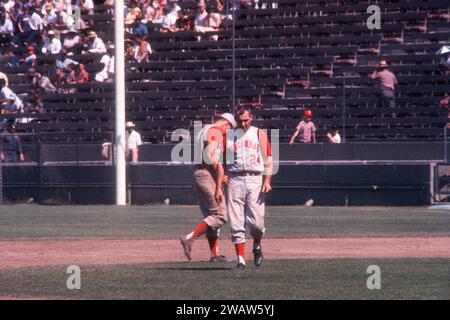 LOS ANGELES, CA - JUILLET 9 : Jerry Lynch #24 et Gordy Coleman #18 des Reds de Cincinnati reviennent à leurs positions après que Lynch se soit retrouvé dans un double jeu lors d'un match MLB contre les Dodgers de Los Angeles le 9 juillet 1961 au Los Angeles Memorial Coliseum de Los Angeles, en Californie. (Photo de Hy Peskin) *** Légende locale *** Jerry Lynch;Gordy Coleman Banque D'Images