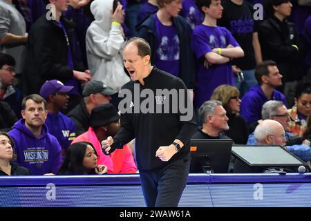 Seattle, WA, États-Unis. 06 janvier 2024. Mike Hopkins, entraîneur-chef de Washington, exalte après un bon match de Washington lors du match de basket-ball de la NCAA entre les Beavers de l'Oregon et les Huskies de Washington au HEC Ed Pavilion à Seattle, WA. Washington bat l'Oregon State 79-72. Steve Faber/CSM/Alamy Live News Banque D'Images