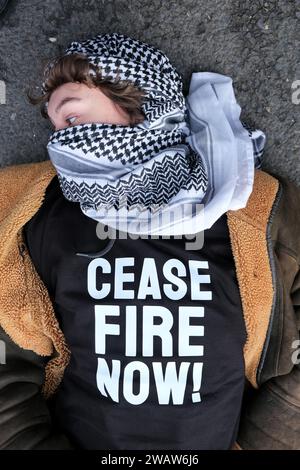 Londres, Royaume-Uni. 6 janvier 2024. Les manifestants effectuent un "die-in" sur Bridge Street. Environ un millier de partisans palestiniens, y compris des groupes militants Sisters Uncut et BLM, ont défilé à travers Westminster depuis St James's Park jusqu'à la place du Parlement, où les manifestants étaient confinés par un cordon de police, et ont imposé des conditions empêchant tout mouvement ultérieur. Crédit : Photographie de onzième heure / Alamy Live News Banque D'Images