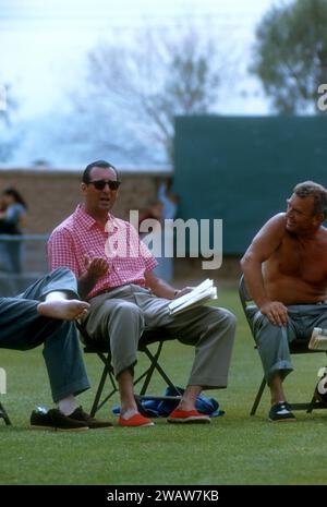 TUCSON, AZ - MARS 1955 : le directeur général Hank Greenberg des Indians de Cleveland est assis et regarde les joueurs pendant l'entraînement de printemps vers mars 1955 à Tucson, Arizona. (Photo de Hy Peskin) *** Légende locale *** Hank Greenberg Banque D'Images