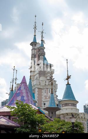 Séoul, Corée du Sud - 15 juillet 2022 : le château de Magic Land, un parc d'attractions en plein air de Lotte World Banque D'Images