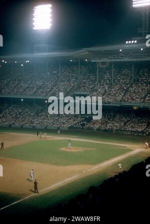 PHILADELPHIE, PA - 13 AOÛT : vue générale lors d'un match de nuit avec les Pirates de Pittsburgh et les Phillies de Philadelphie le 13 août 1958 au Shibe Park à Philadelphie, Pennsylvanie. (Photo de Hy Peskin) Banque D'Images