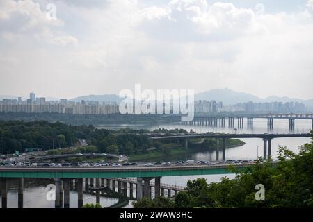 Séoul, Corée du Sud - 31 août 2023 : grappe de gratte-ciel dans la zone forestière de Séoul à côté du fleuve Han. Banque D'Images