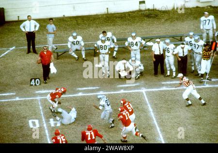 DALLAS, TX - 12 NOVEMBRE : Dewey Bohling #26 des Bills de Buffalo court avec le ballon lors d'un match de l'AFL contre les Texans de Dallas le 12 novembre 1961 au Cotton Bowl à Dallas, Texas. (Photo de Hy Peskin) *** Légende locale *** Dewey Bohling Banque D'Images