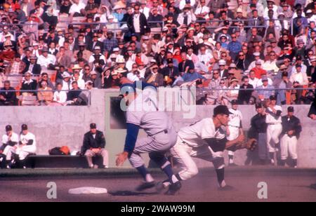 SAN FRANCISCO, CA - 30 MAI : Walt Moryn #7 des Cubs de Chicago revient en deuxième base lors d'un match MLB contre les Giants de San Francisco le 30 mai 1960 au Candlestick Park à San Francisco, en Californie. (Photo de Hy Peskin) *** Légende locale *** Walt Moryn Banque D'Images