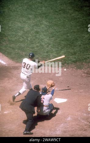 SAN FRANCISCO, CA - 1 JUIN : Orlando Cepeda #30 des Giants de San Francisco saute sur le terrain lors d'un match MLB contre les Cubs de Chicago le 1 juin 1960 au Candlestick Park à San Francisco, en Californie. Le receveur des Cubs est Earl Averill #6 et l'arbitre est Dusty Boggess. (Photo de Hy Peskin) *** Légende locale *** Orlando Cepeda;Earl Averill;Dusty Boggess Banque D'Images