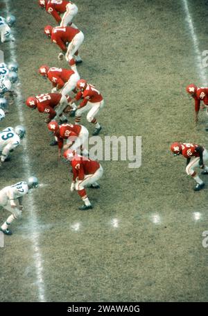 DALLAS, TX - 12 NOVEMBRE : le quarterback Cotton Davidson #19 des Texans de Dallas prend le tour lors d'un match de l'AFL contre les Bills de Buffalo le 12 novembre 1961 au Cotton Bowl à Dallas, Texas. (Photo de Hy Peskin) *** Légende locale *** Cotton Davidson Banque D'Images