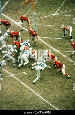 DALLAS, TX - 12 NOVEMBRE : le quarterback Johnny Green #18 des Bills de Buffalo se prépare à remettre le ballon à son coéquipier Dewey Bohling #26 lors d'un match de l'AFL contre les Texans de Dallas le 12 novembre 1961 au Cotton Bowl à Dallas, Texas. (Photo de Hy Peskin) *** Légende locale *** Johnny Green ; Dewey Bohling Banque D'Images