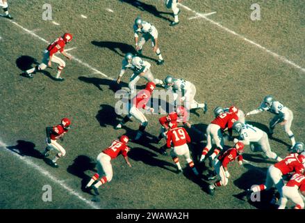 DALLAS, TX - 12 NOVEMBRE : le quarterback Cotton Davidson #19 des Texans de Dallas se prépare à remettre le ballon lors d'un match de l'AFL contre les Bills de Buffalo le 12 novembre 1961 au Cotton Bowl à Dallas, Texas. (Photo de Hy Peskin) *** Légende locale *** Cotton Davidson Banque D'Images