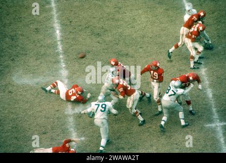 DALLAS, TX - 12 NOVEMBRE : le quarterback Cotton Davidson #19 des Texans de Dallas lance le ballon lors d'un match de l'AFL contre les Bills de Buffalo le 12 novembre 1961 au Cotton Bowl à Dallas, Texas. (Photo de Hy Peskin) *** Légende locale *** Cotton Davidson Banque D'Images