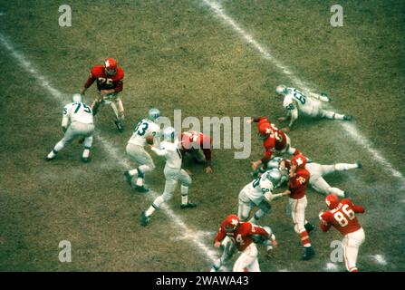 DALLAS, TX - 12 NOVEMBRE : le quarterback Johnny Green #18 des Bills de Buffalo se prépare à lancer le ballon lors d'un match de l'AFL contre les Texans de Dallas le 12 novembre 1961 au Cotton Bowl à Dallas, Texas. (Photo de Hy Peskin) *** Légende locale *** Johnny Green Banque D'Images